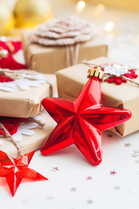 圣诞节和新年背景与红色装饰星, 礼物和圣诞树装饰。节日背景与明星五彩纸屑和灯泡