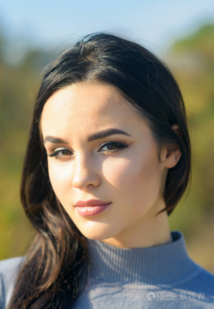 头发长黑发的女孩享受秋天自然