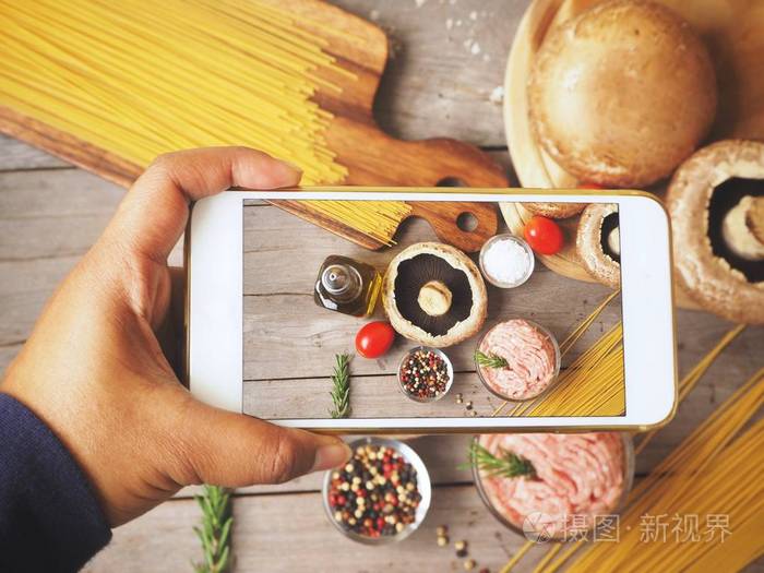 用智能手机拍摄意大利食品配料