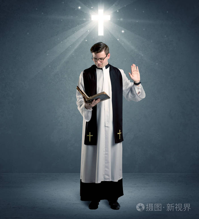 年轻的牧师在他的祝福