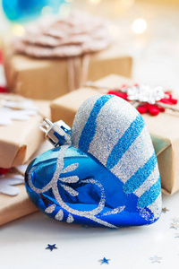 圣诞节和新年背景与礼物和装饰的心脏圣诞树。节日背景与明星五彩纸屑和灯泡
