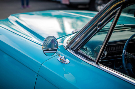 蓝色经典汽车的翼镜