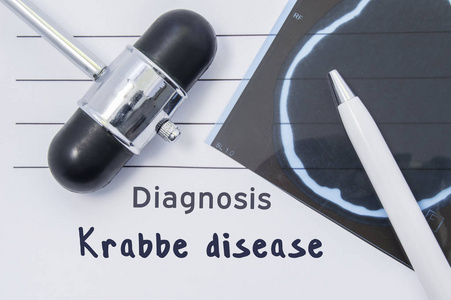 诊断 Krabbe 疾病。书面医疗报告, 这表明神经诊断 Krabbe 疾病, 周围的脑 Mri 和反射锤在桌上的医生神经学