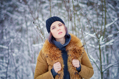 森林里一个美丽的冬姑娘的画像