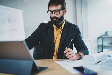 专业经验丰富的工程师建构开发人员.水平. 模糊背景照片