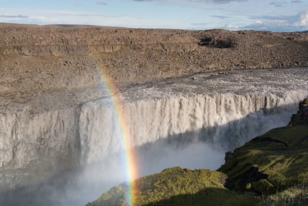 Dettifoss 秋天在夏天与彩虹