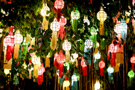 在清迈，泰国的浮动元宵花灯节。