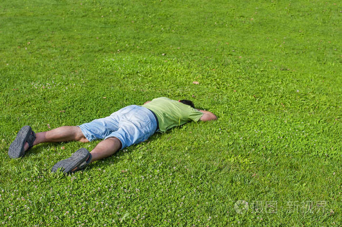 平躺在草地上图片