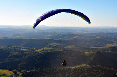 巴西米纳斯吉拉斯州山上的滑翔伞