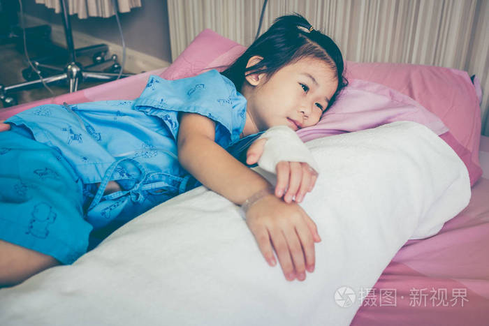 患病亚洲儿童入院时用生理盐水静脉注射 (iv) 滴在手上