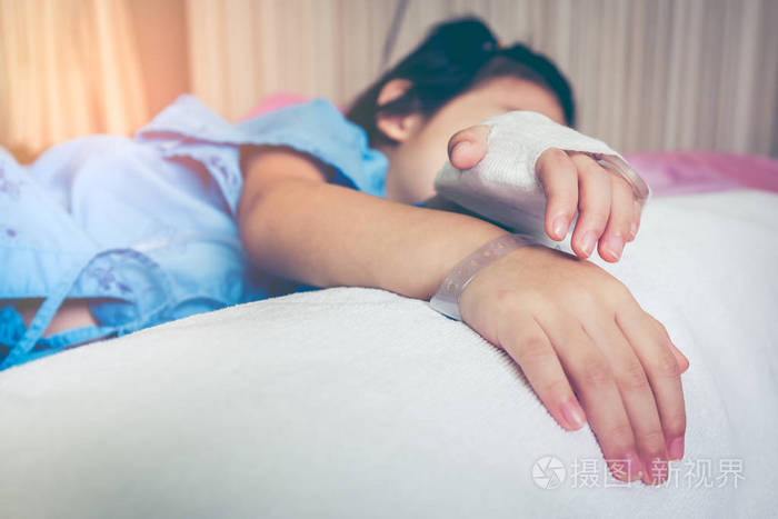 患病亚洲儿童入院时用生理盐水静脉注射(iv 滴在手上