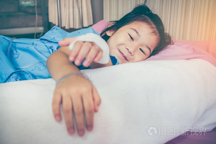 患病亚洲儿童入院时用生理盐水静脉注射(iv 滴在手上