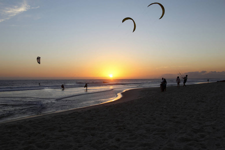 里约热内卢夕阳海洋中的风筝冲浪者