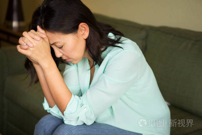 concrened的女人看起来很着急