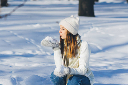 女孩在帽子和手套吹雪