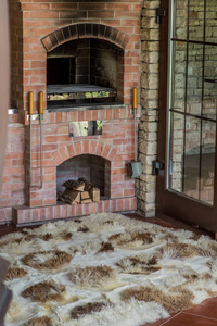 房子内部的毛皮地毯