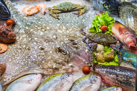 海鲜在鱼市场的冰, 海鱼, 螃蟹, 斜坡照片