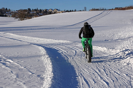 骑自行车的人巷冬天骑车.fatbike 穿过雪地照片