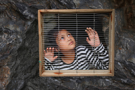 权利笼子亚洲女孩在笼子里的孩子照片