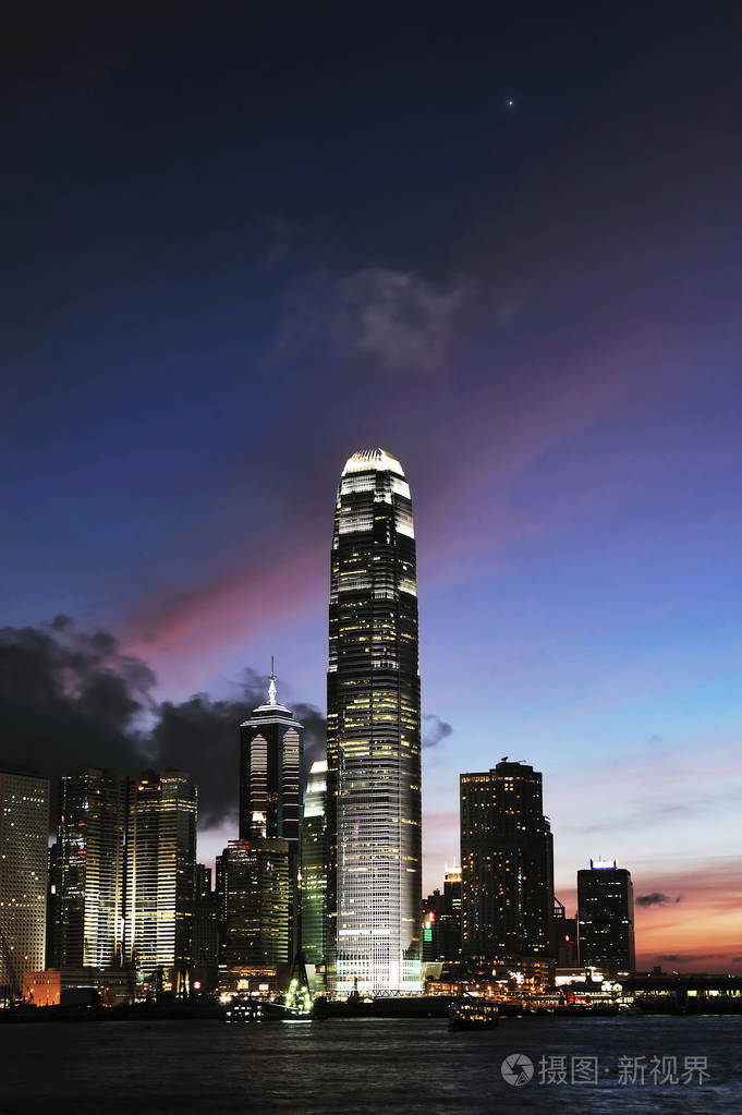 香港国际金融公司大厦夜间亮起