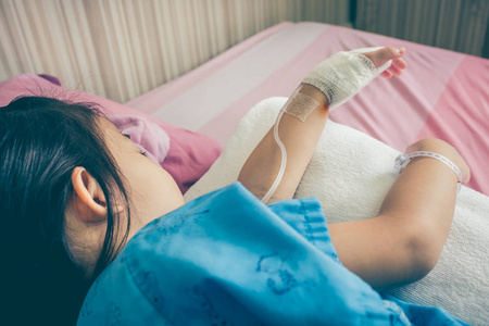 患病亚洲儿童入院时用生理盐水静脉注射 Iv 滴在手上