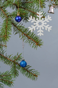 圣诞树树枝配圣诞装饰品