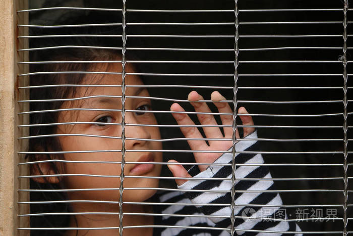 亚洲女孩在笼子里贩卖人口