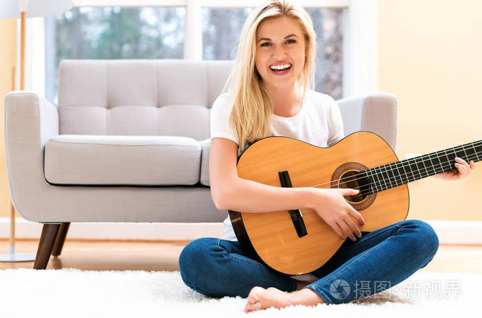 年轻的女人，她的吉他