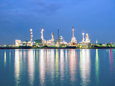 炼油厂对蓝晚上 sk 的长期曝光拍摄