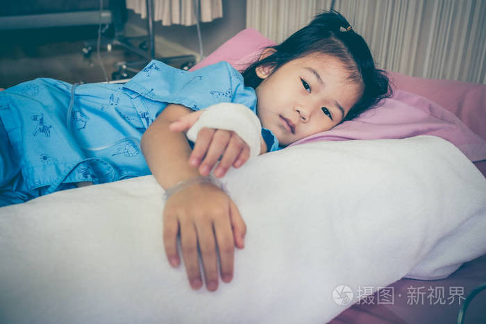 患病亚洲儿童入院时用生理盐水静脉注射 (iv) 滴在手上
