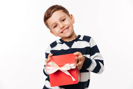 一个快乐可爱的小男孩的画像拿着礼物盒