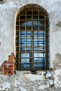 一座旧建筑墙上的门窗图片