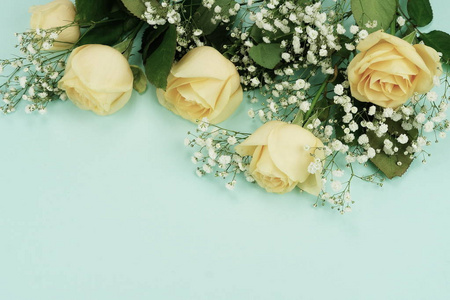 美丽的玫瑰花束和满天星的花朵