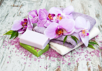 手工皂和紫色兰花