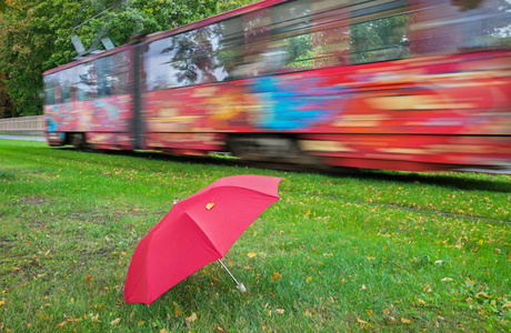 街道上的红色雨伞