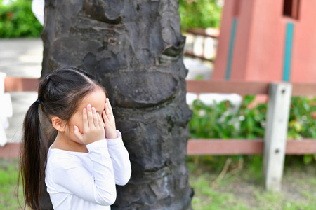 女孩正在公园里玩耍