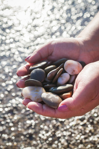 夏天, 海滩上的海石在手