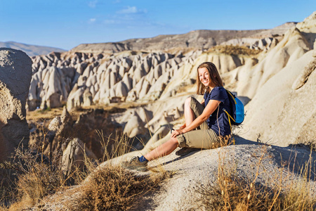 年轻快乐的旅游妇女在土耳其的旅行