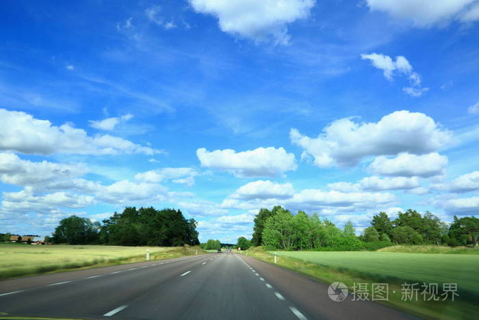 照片 在一个美丽的夏天,一条道路穿过地平线,令人愉快. 瑞典.jpg