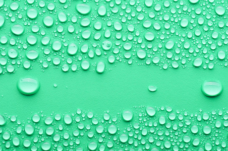 在绿色背景上的水滴图片