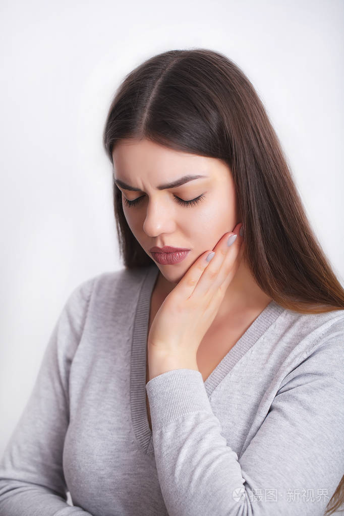 牙齿疼痛.美丽的女人感到强烈的疼痛,牙痛