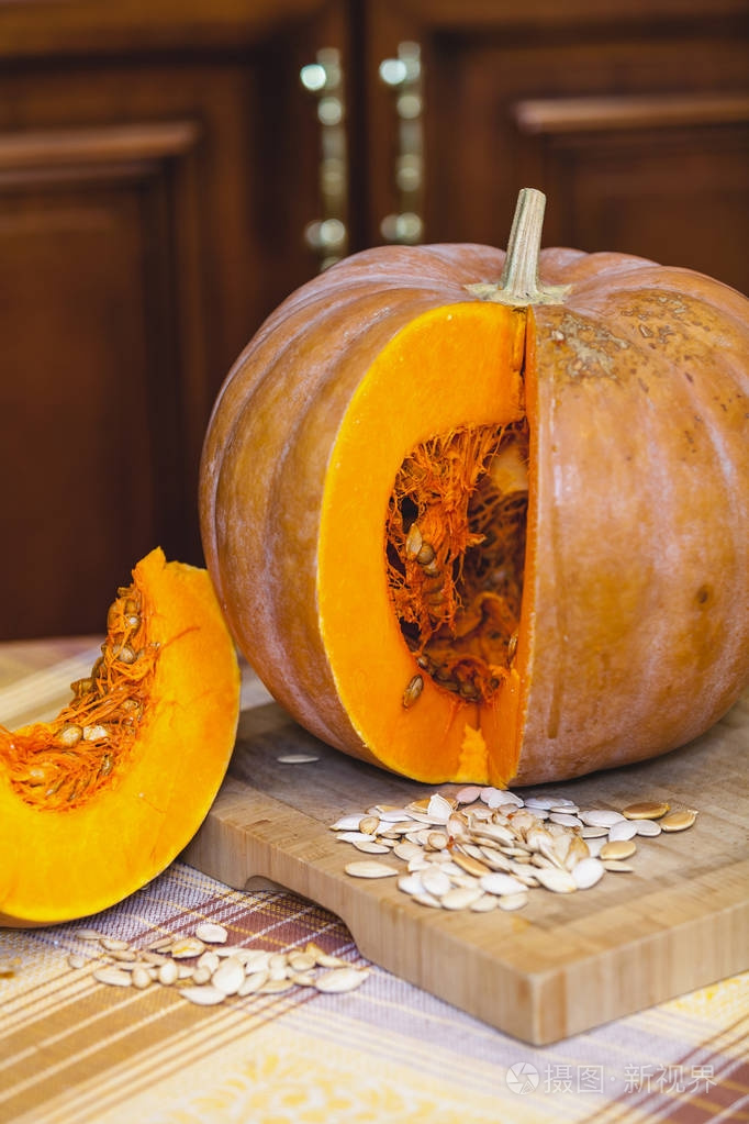 一块漂亮的成熟南瓜,其次为圆形南瓜