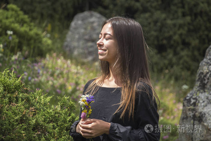 鲜花的漂亮女孩的肖像