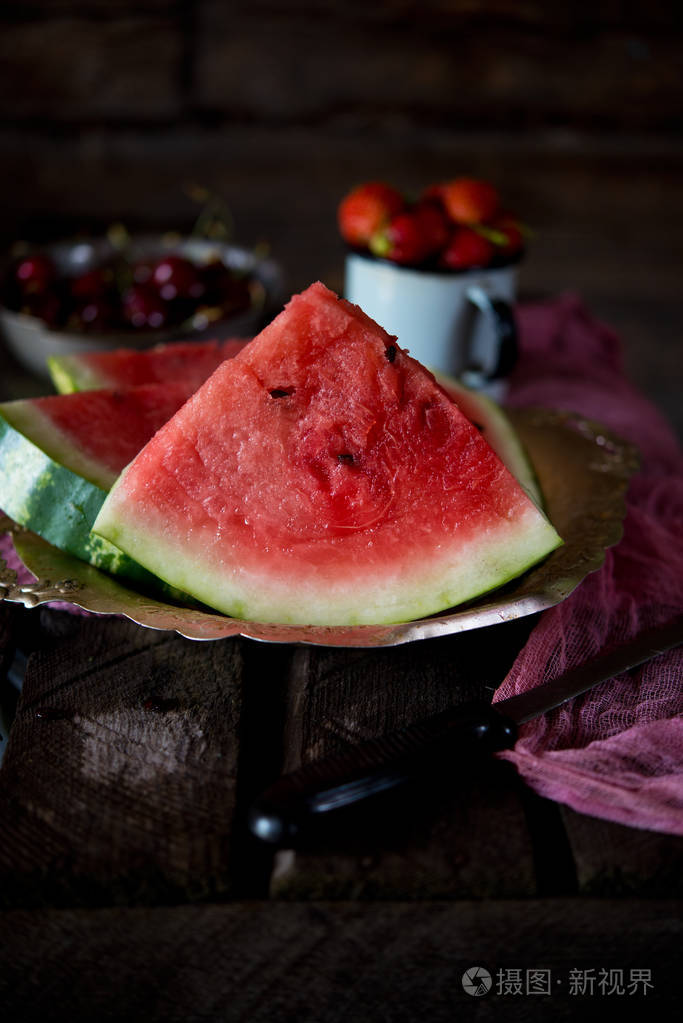 季节性浆果.木桌上的西瓜