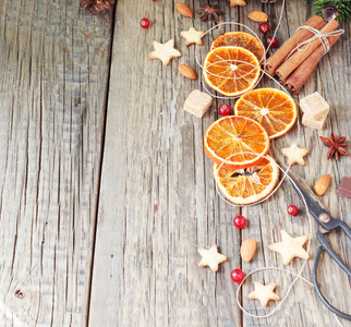 圣诞姜饼明星在一张木桌和曲奇 选择性焦点