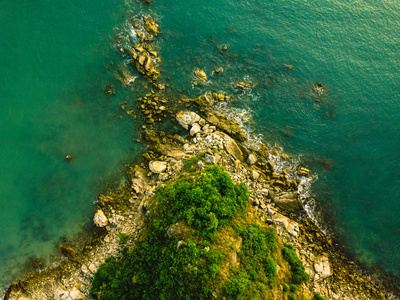 软海浪撞击岩石山脉和清水的鸟瞰惊人的自然背景