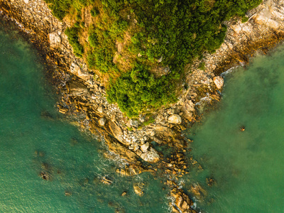 软海浪撞击岩石山脉和清水的鸟瞰惊人的自然背景