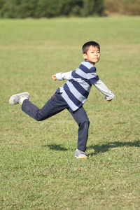 日本男孩玩接球小学二年级