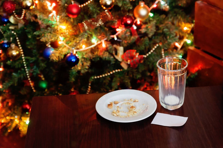 从牛奶和饼干的圣诞老人联合国从面包屑的空杯子