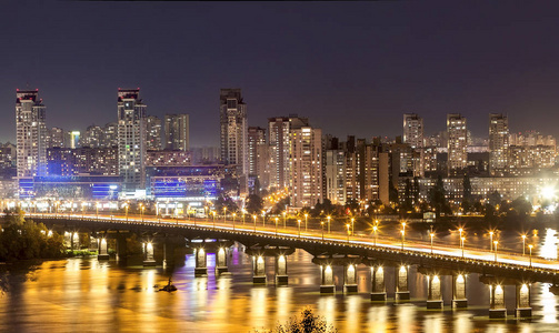 基辅 基辅 城市, 乌克兰首都在 Dni 旁边的夜晚